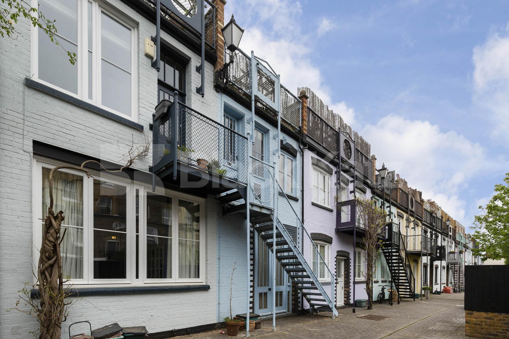 Stunning mid-Terrace house tucked away on a quiet mews Street Marlborough Yard, Archway